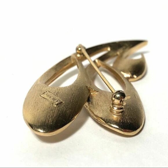 Modernist Trifari Crown Signed Brooch, Gold tone Swirl Swoosh Hat Sweater Pin - Picture 3 of 6